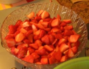 Nach dem Erdbeeren plücken halbiert oder viertelt man die Früchte zur Zubereitung von leckerer und gesunder Erdbeermarmelade