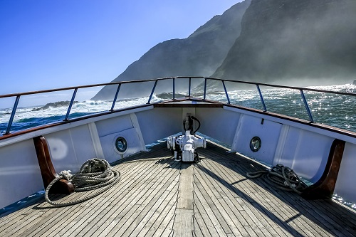 Eine Yacht mit Traumblick auf das Meer