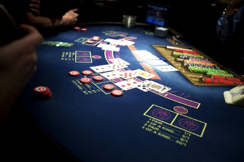 Black Jack ist eines der beliebtesten Casino Spiele. Im Live Casino können Sie es auch ganz bequem online zocken - geleitet von einem echten Croupier in atmosphärischen Örtlichkeiten. Foto: Travis Isaacs Lizenz: CC BY 2.0