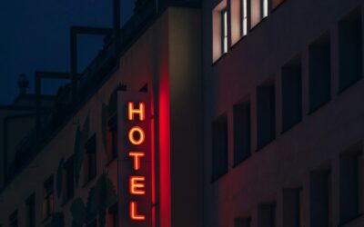 Die Vor- und Nachteile von Buchungsplattformen vs. Eigenvermarktung für Hotels und Resorts